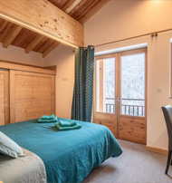 Photographie d'une chambre avec vue du Solan